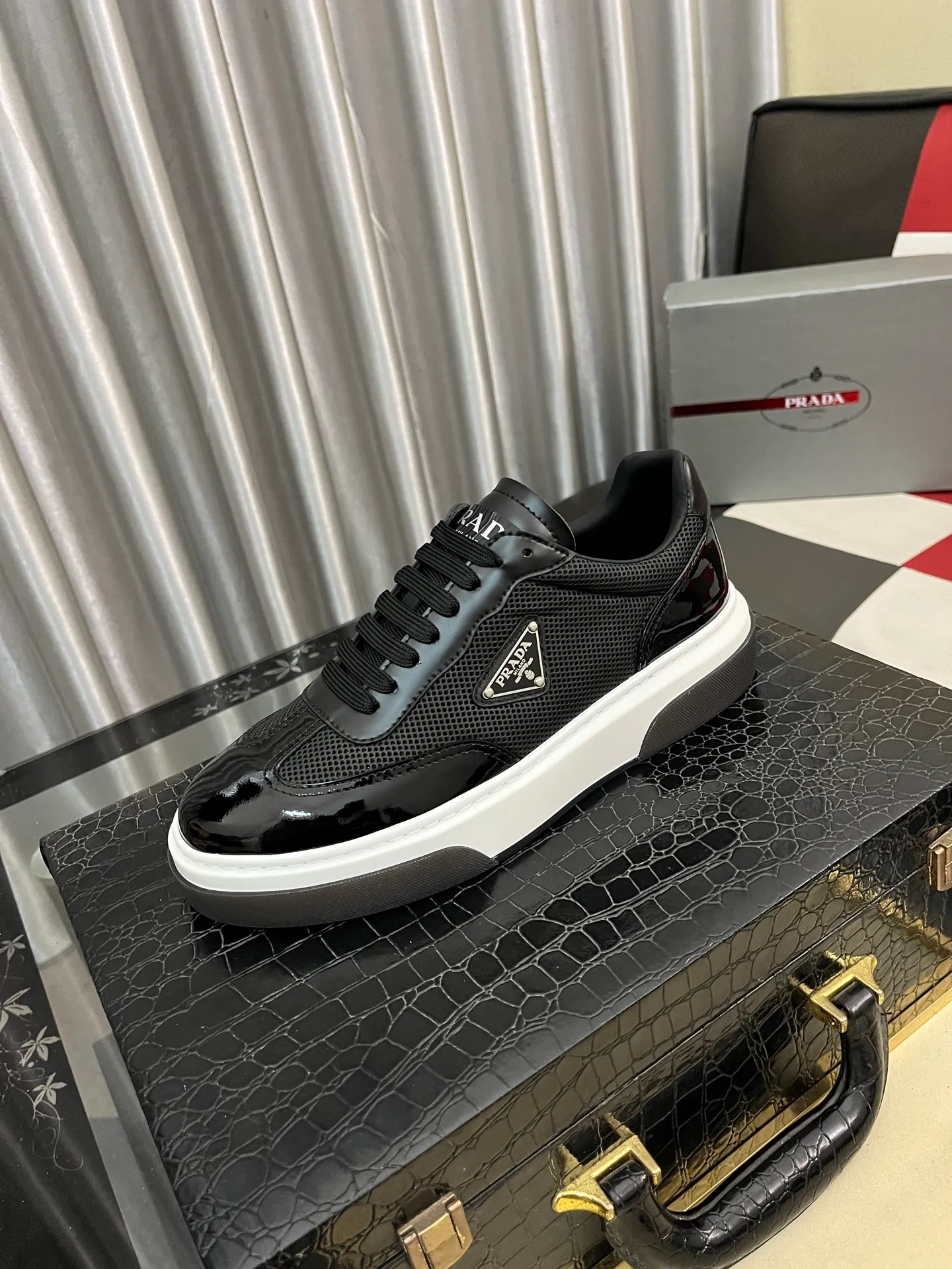 Men's shoes 💰: 560⌚️⌚️[PRADA] Prada casual shoes, originally developed 1:1, made of high-mercerized cowhide with imported cowhide, silk sheepskin lining, rubber outsole, comfortable and soft on the foot, size: 38-442️⃣Colors available